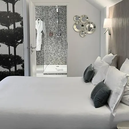 Le Rohan, Centre Cathedrale 4*