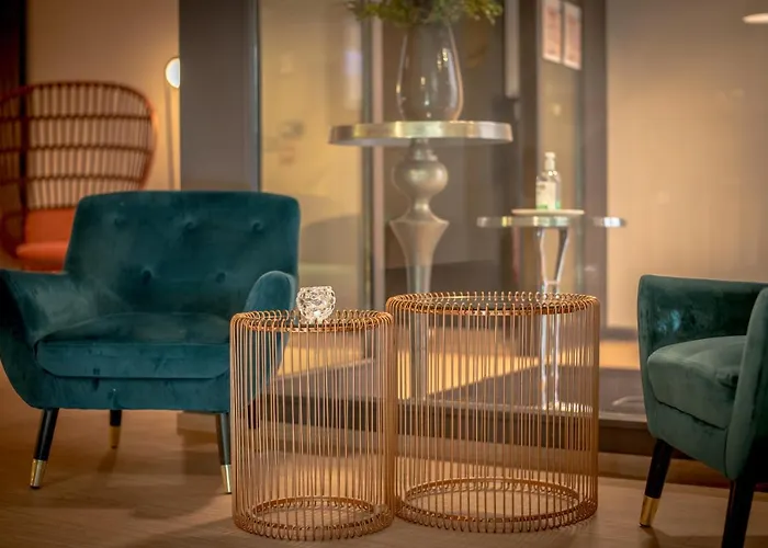 Le Rohan, Centre Cathedrale 4*