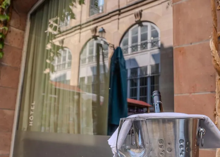 Le Rohan, Centre Cathedrale 4*